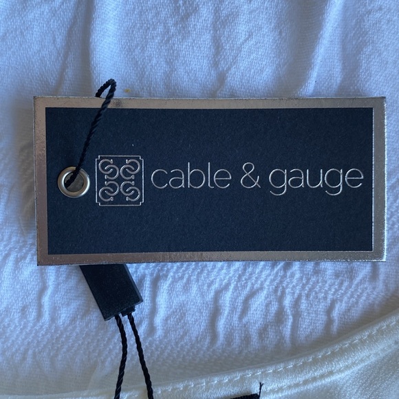 Cable and Gauge puff sleeved white blouse.Ruched front with slit neck & hook. M - Picture 12 of 16